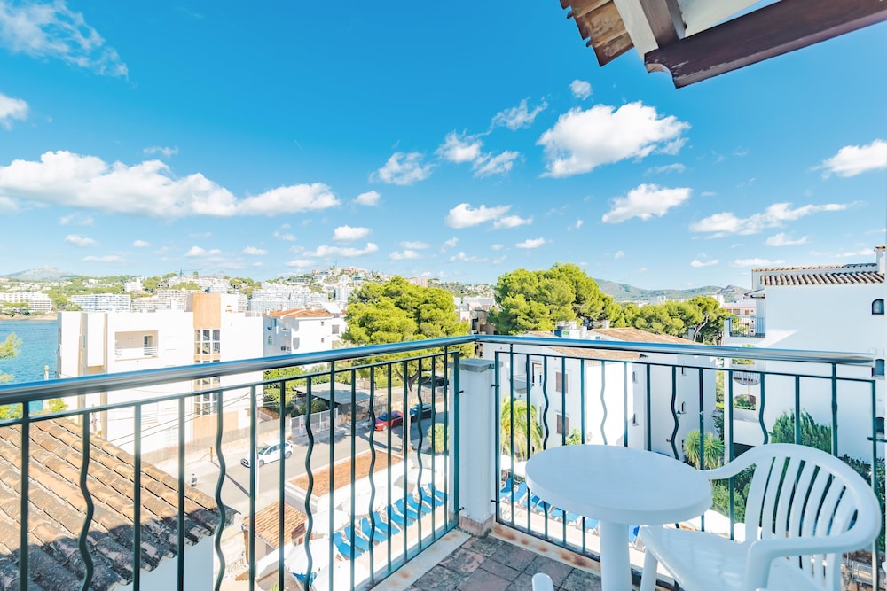 Flipflop Surfing Playa Apartments — Hotel rooms in Santa Ponca, Balearic Islands