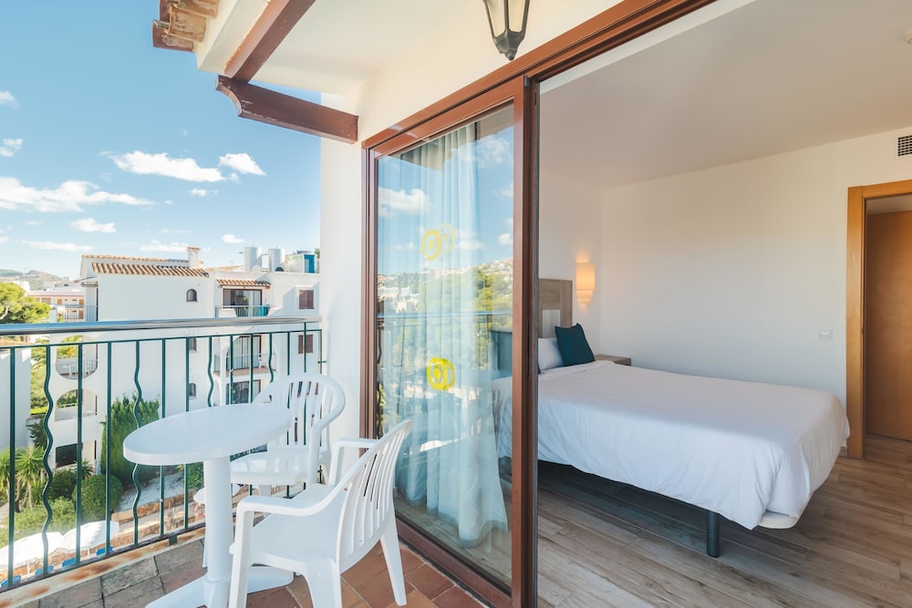 Flipflop Surfing Playa Apartments — Hotel rooms in Santa Ponca, Balearic Islands