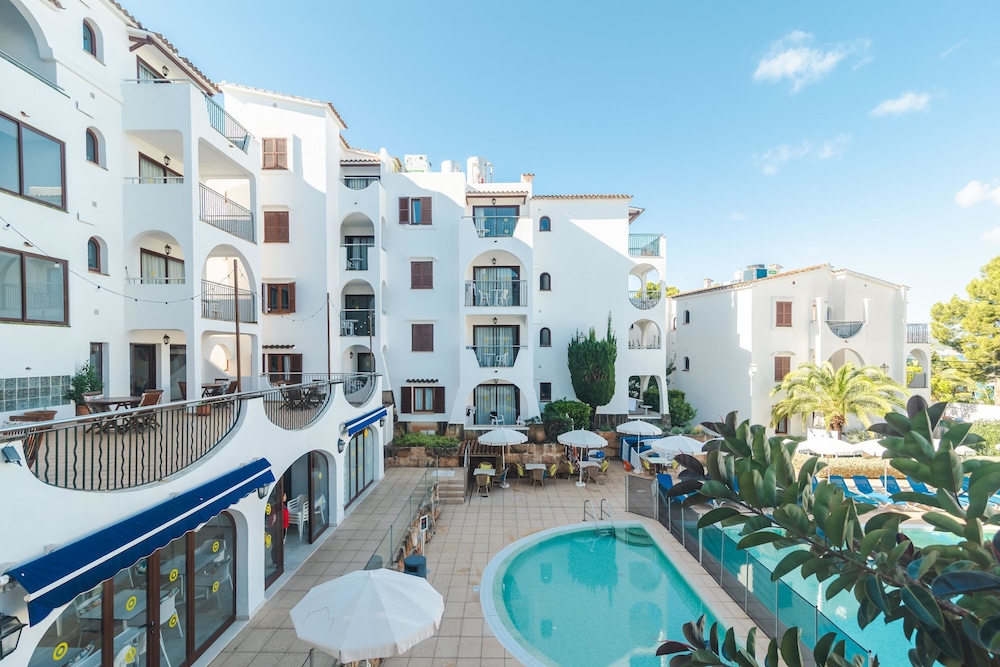 Flipflop Surfing Playa Apartments — Hotel building in Santa Ponca, Balearic Islands