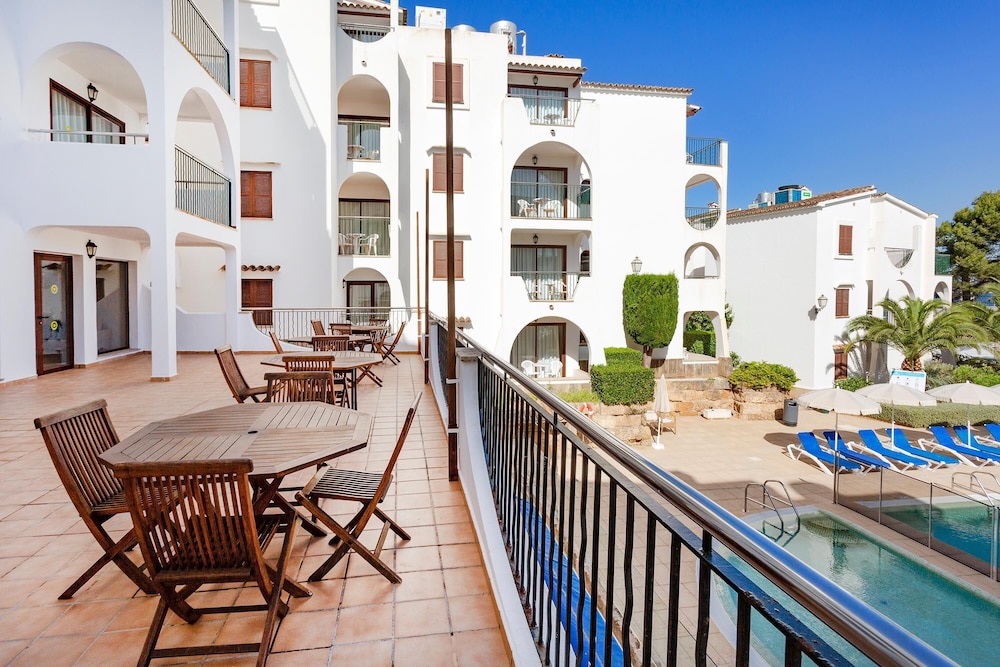 Flipflop Surfing Playa Apartments — Hotel building in Santa Ponca, Balearic Islands
