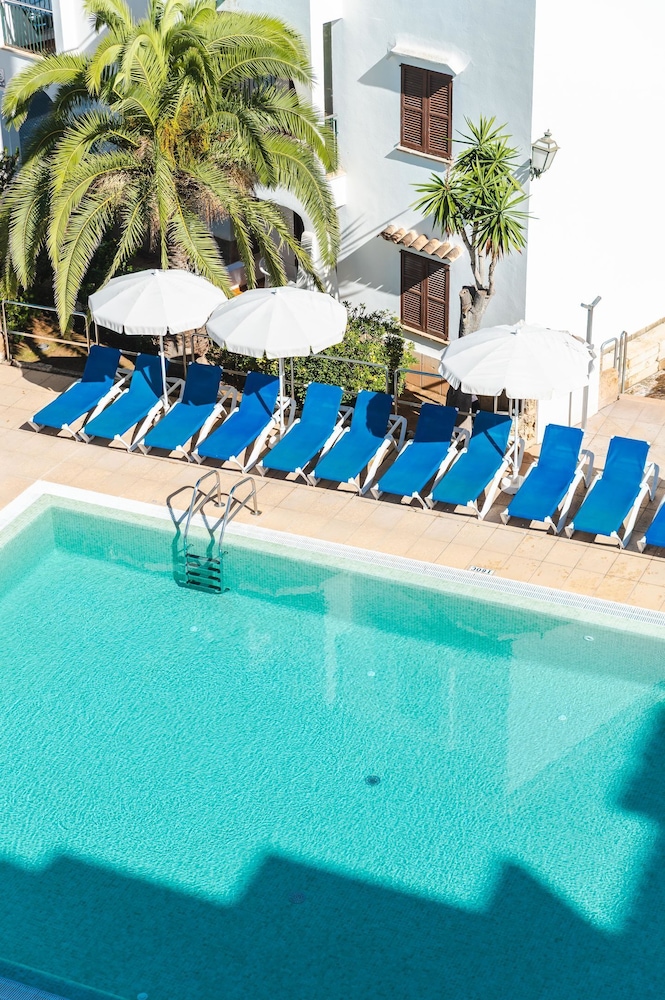 Flipflop Surfing Playa Apartments — Swimming pool in Santa Ponca, Balearic Islands