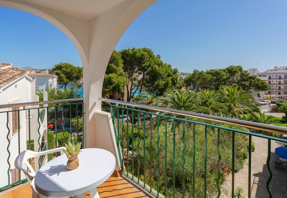Flipflop Surfing Playa Apartments — Hotel rooms in Santa Ponca, Balearic Islands