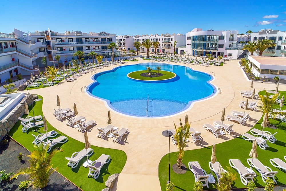 Hotel Cordial Marina Blanca — Swimming pool in Playa Blanca, Canary Islands
