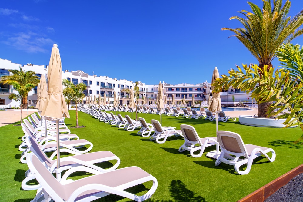 Hotel Cordial Marina Blanca — Hotel building in Playa Blanca, Canary Islands