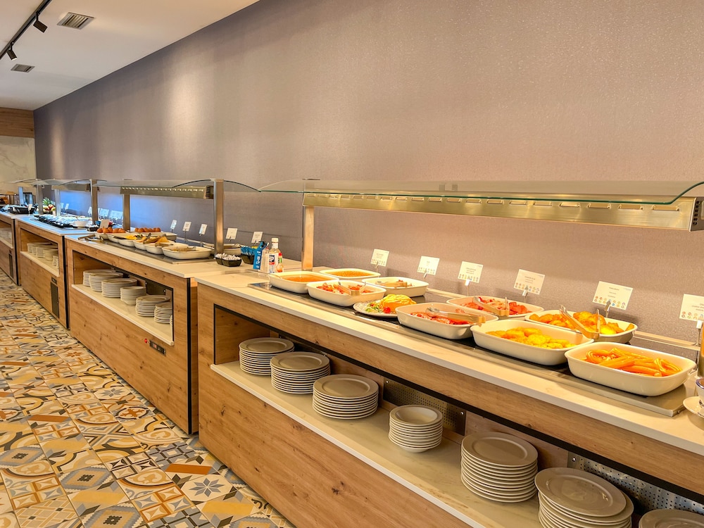 Hotel Cordial Marina Blanca — Restaurant & bars in Playa Blanca, Canary Islands