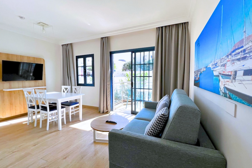 Hotel Cordial Marina Blanca — Hotel rooms in Playa Blanca, Canary Islands