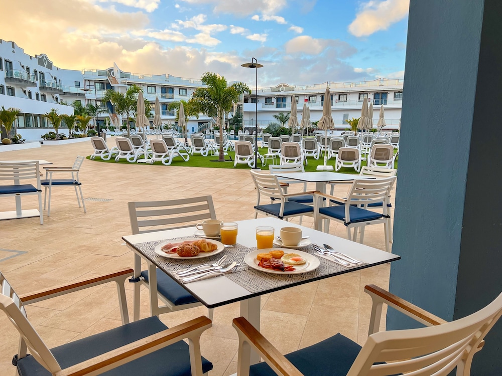 Hotel Cordial Marina Blanca — Restaurant & bars in Playa Blanca, Canary Islands