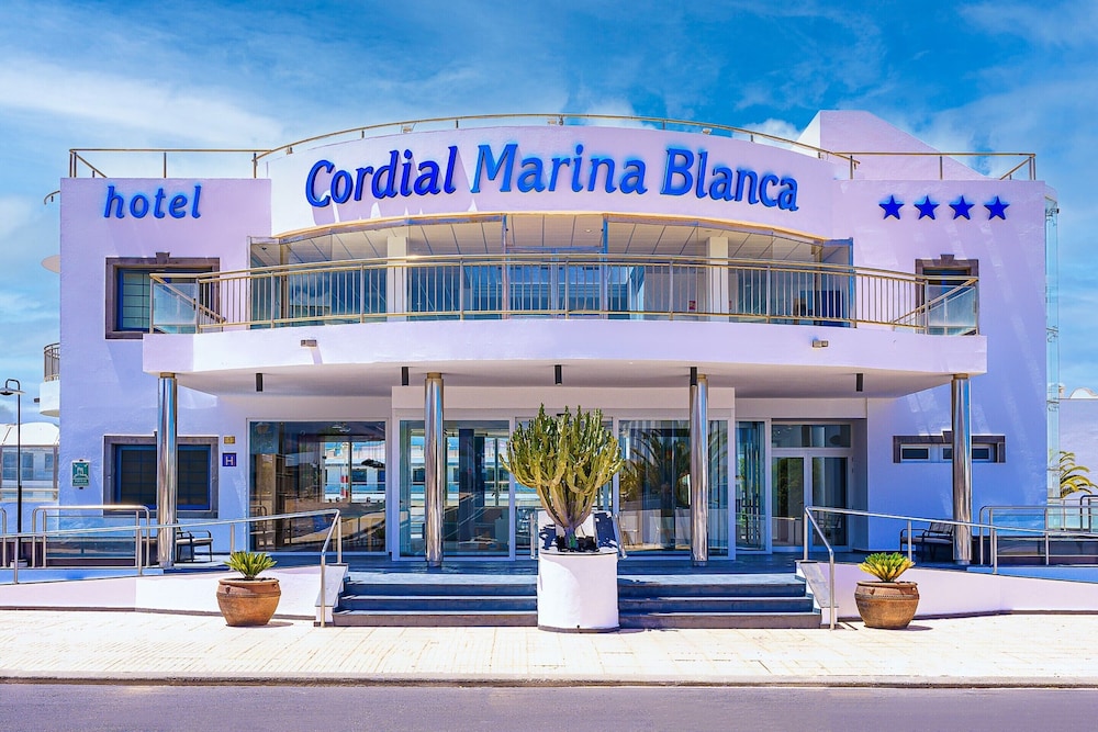 Hotel Cordial Marina Blanca — Hotel building in Playa Blanca, Canary Islands