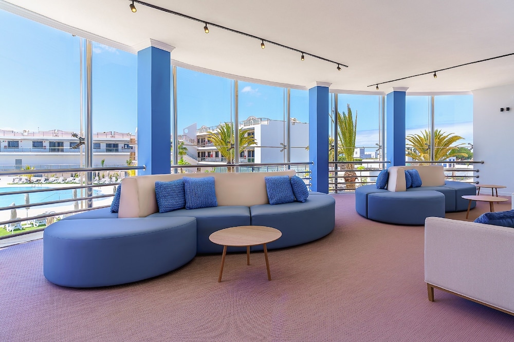 Hotel Cordial Marina Blanca — Hotel building in Playa Blanca, Canary Islands