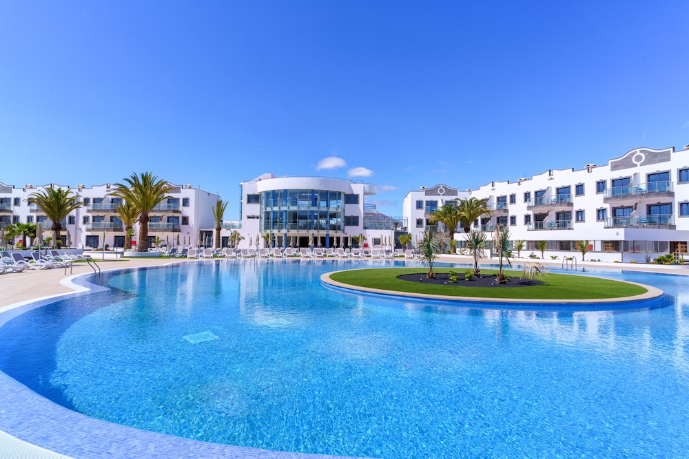 Hotel Cordial Marina Blanca — Swimming pool in Playa Blanca, Canary Islands