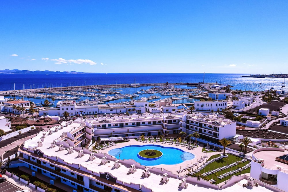 Hotel Cordial Marina Blanca — Swimming pool in Playa Blanca, Canary Islands