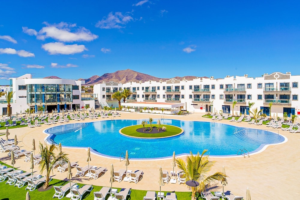 Hotel Cordial Marina Blanca — Swimming pool in Playa Blanca, Canary Islands