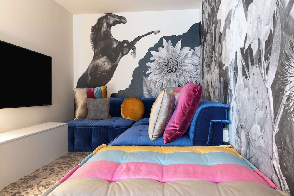 The Wayfarer Downtown LA, Tapestry Collection by Hilton — Hotel rooms in Los Angeles, California