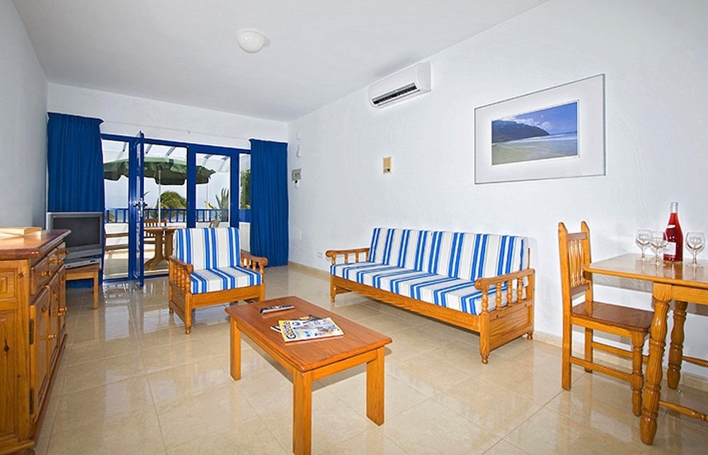 Apartamentos Club Pocillos — Hotel rooms in Puerto del Carmen, Canary Islands