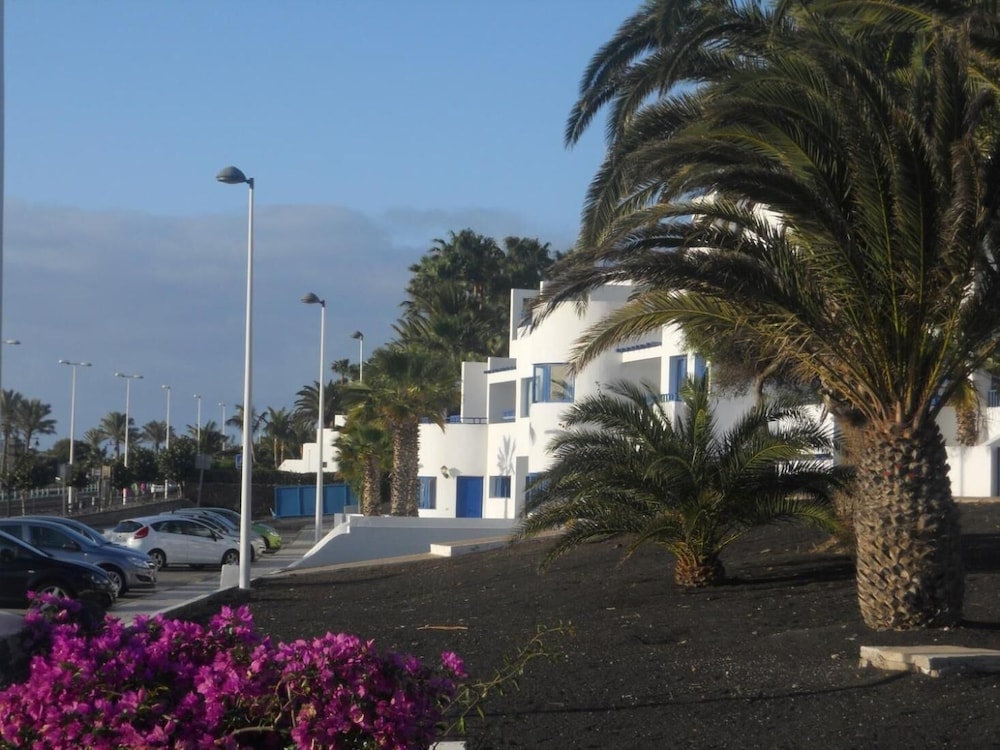 Apartamentos Club Pocillos — Hotel building in Puerto del Carmen, Canary Islands