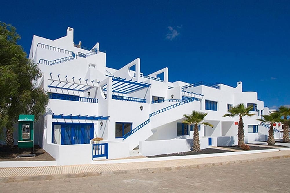 Apartamentos Club Pocillos — Hotel building in Puerto del Carmen, Canary Islands