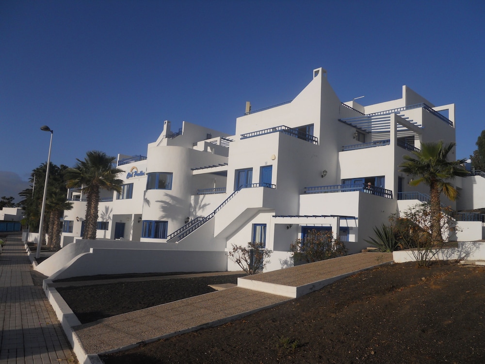 Apartamentos Club Pocillos — Hotel building in Puerto del Carmen, Canary Islands