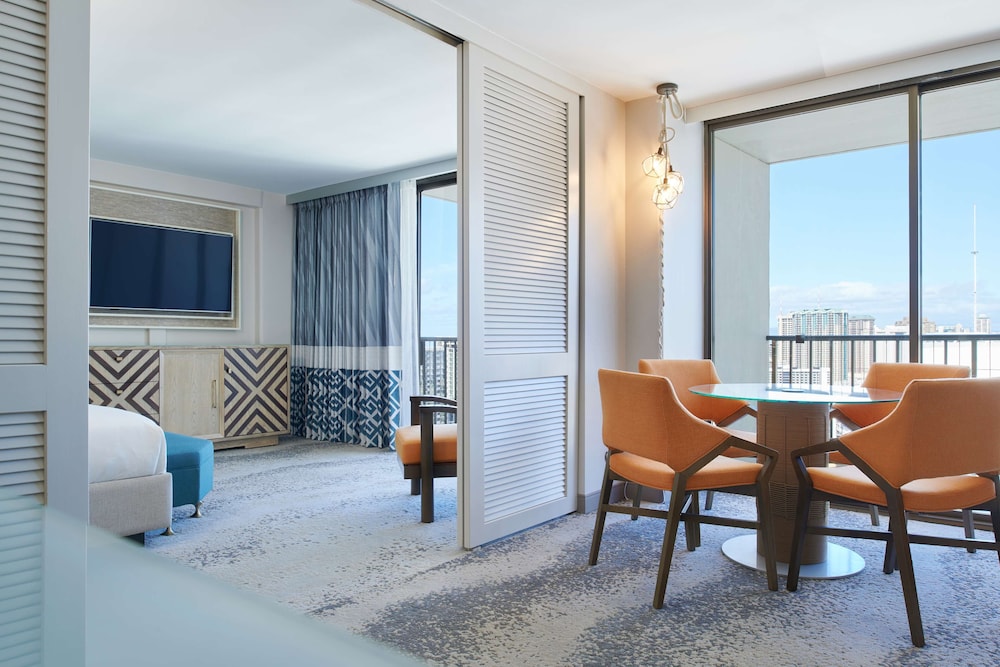 OUTRIGGER Waikiki Beachcomber Hotel — Hotel rooms in Honolulu, Hawaii