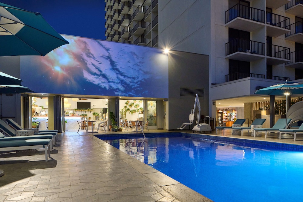OUTRIGGER Waikiki Beachcomber Hotel — Swimming pool in Honolulu, Hawaii
