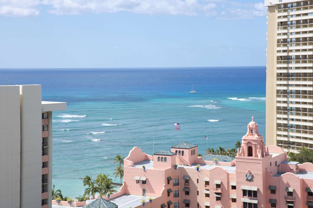 OUTRIGGER Waikiki Beachcomber Hotel — Hotel building in Honolulu, Hawaii