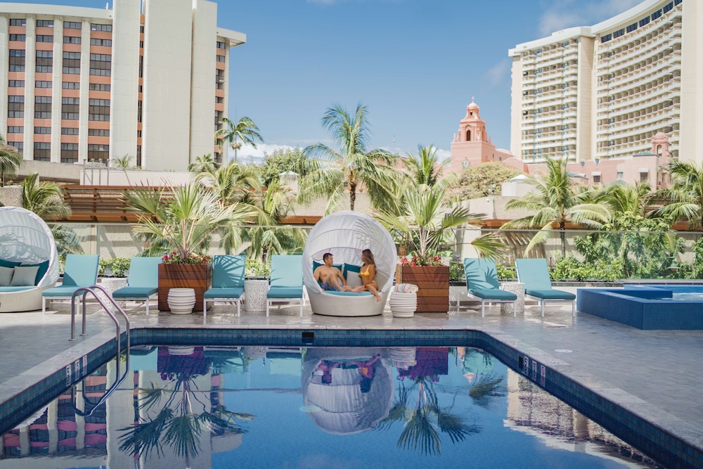 OUTRIGGER Waikiki Beachcomber Hotel — Swimming pool in Honolulu, Hawaii
