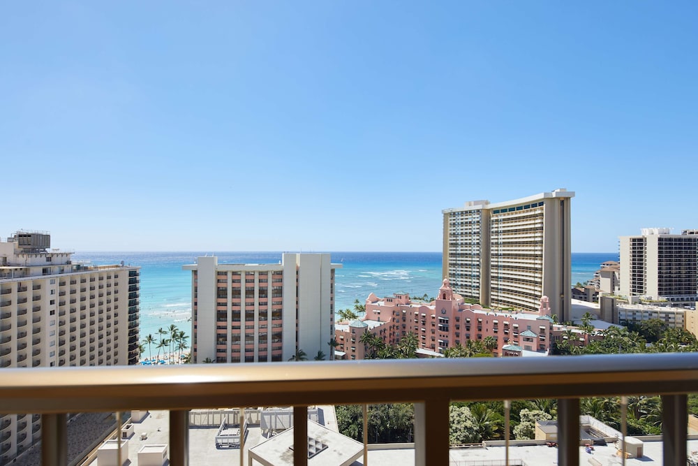 OUTRIGGER Waikiki Beachcomber Hotel — Hotel building in Honolulu, Hawaii