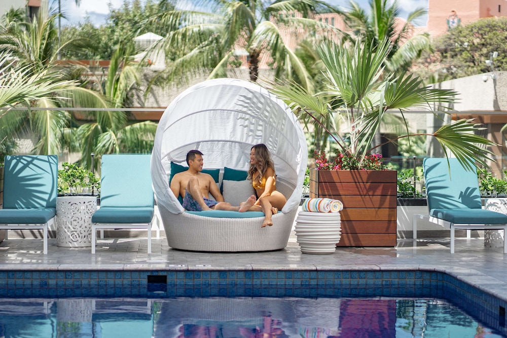 OUTRIGGER Waikiki Beachcomber Hotel — Swimming pool in Honolulu, Hawaii