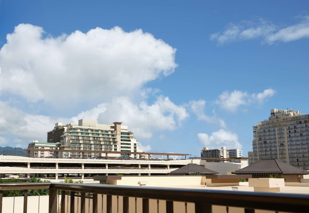 OUTRIGGER Waikiki Beachcomber Hotel — Hotel building in Honolulu, Hawaii