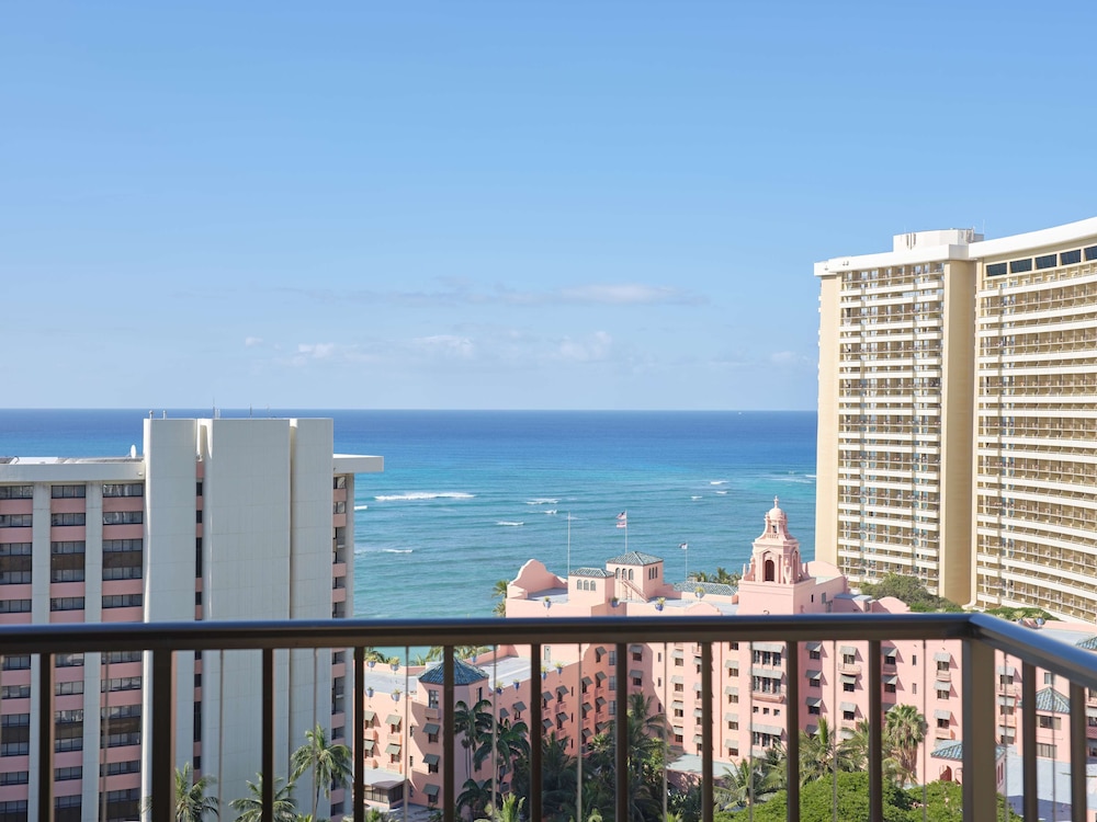 OUTRIGGER Waikiki Beachcomber Hotel — Hotel building in Honolulu, Hawaii