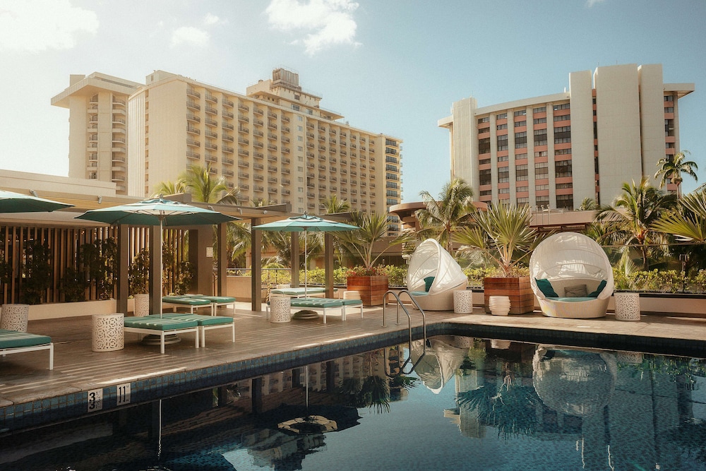 OUTRIGGER Waikiki Beachcomber Hotel — Swimming pool in Honolulu, Hawaii