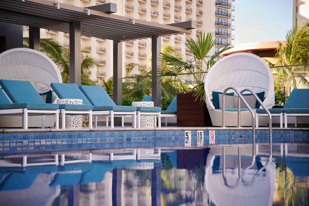 OUTRIGGER Waikiki Beachcomber Hotel — Swimming pool in Honolulu, Hawaii