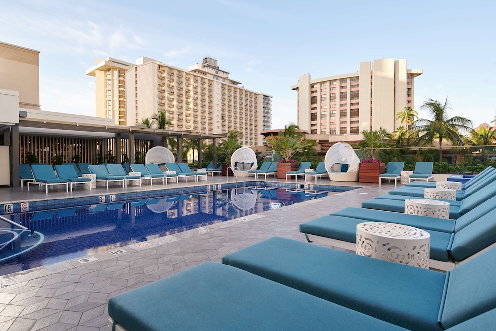 OUTRIGGER Waikiki Beachcomber Hotel — Swimming pool in Honolulu, Hawaii