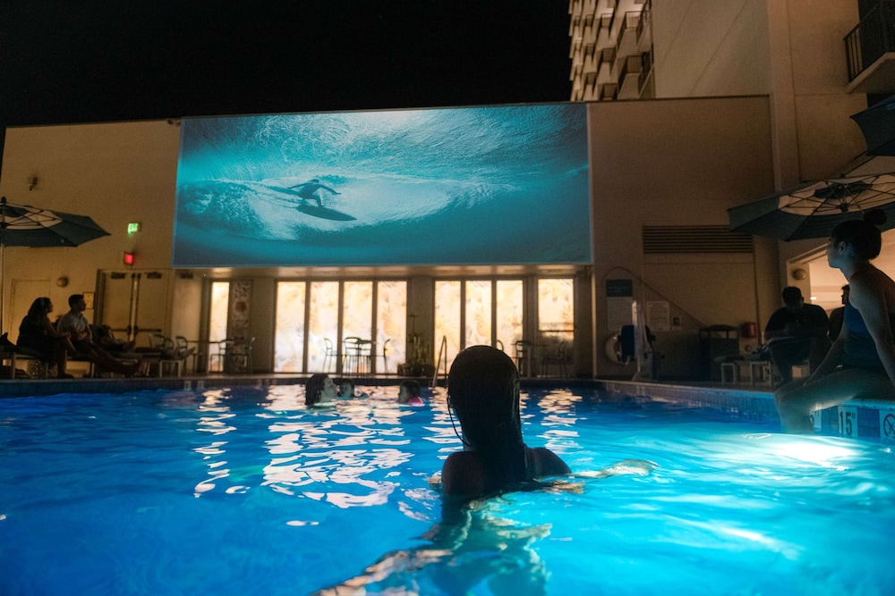 OUTRIGGER Waikiki Beachcomber Hotel — Swimming pool in Honolulu, Hawaii