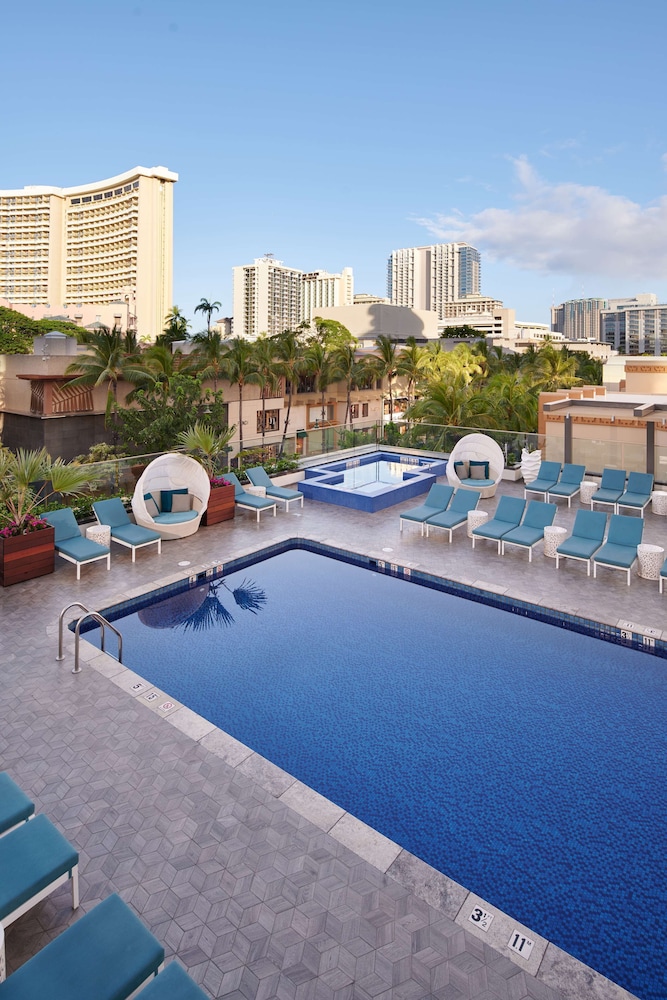 OUTRIGGER Waikiki Beachcomber Hotel — Swimming pool in Honolulu, Hawaii