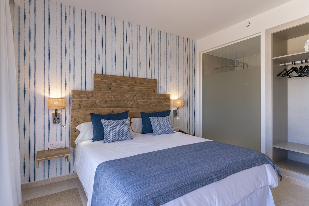 Hotel Playa Santandria - Adults Only — Hotel rooms in Santandria, Balearic Islands