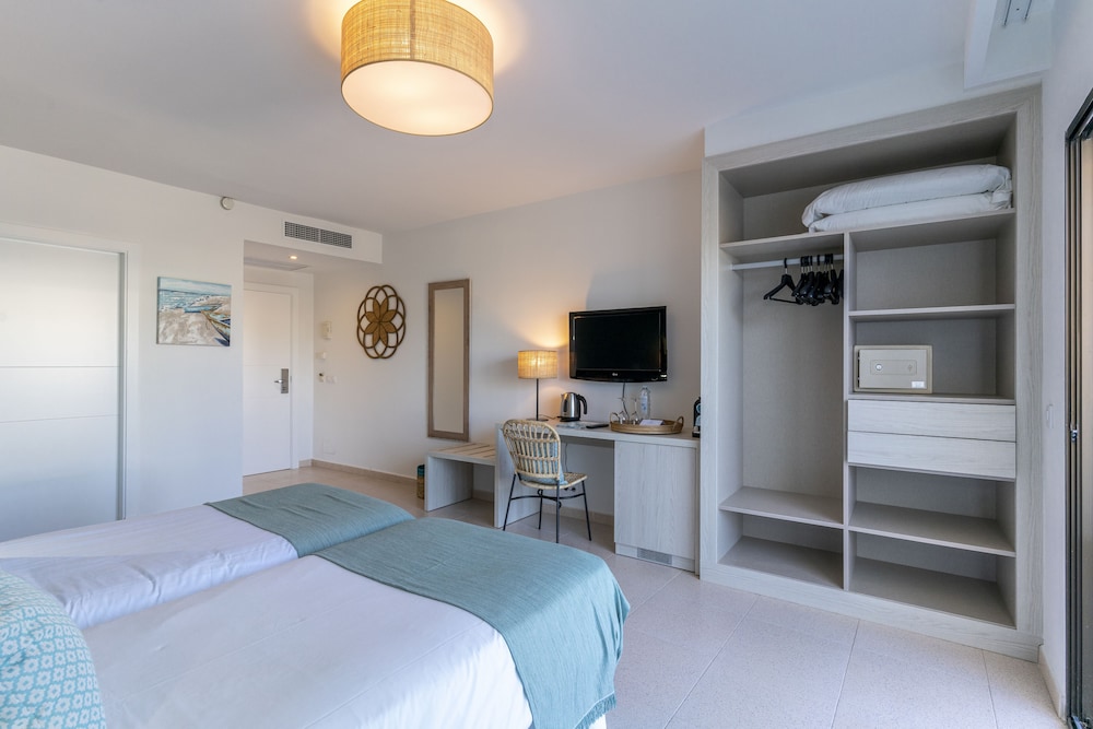 Hotel Playa Santandria - Adults Only — Hotel rooms in Santandria, Balearic Islands