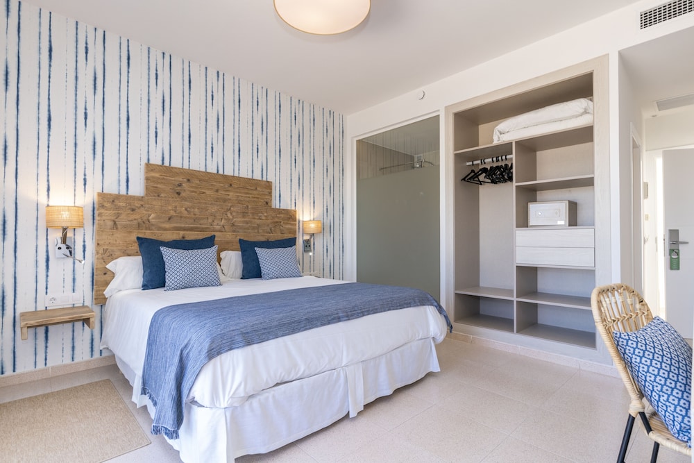 Hotel Playa Santandria - Adults Only — Hotel rooms in Santandria, Balearic Islands