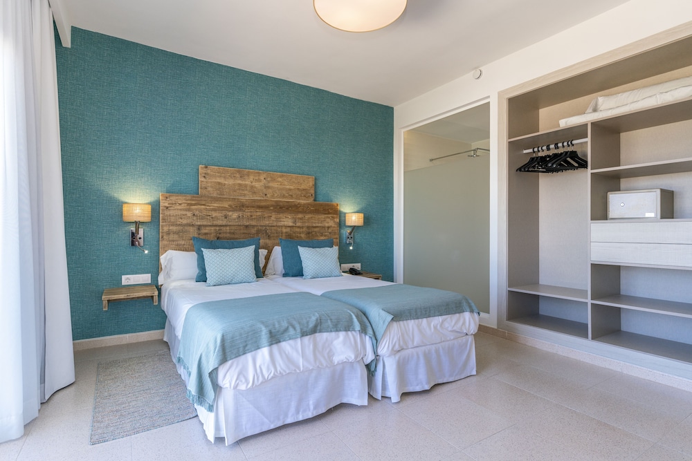 Hotel Playa Santandria - Adults Only — Hotel rooms in Santandria, Balearic Islands