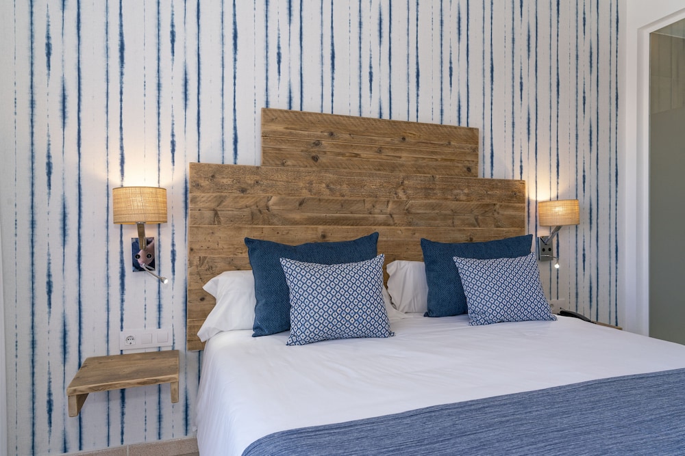 Hotel Playa Santandria - Adults Only — Hotel rooms in Santandria, Balearic Islands