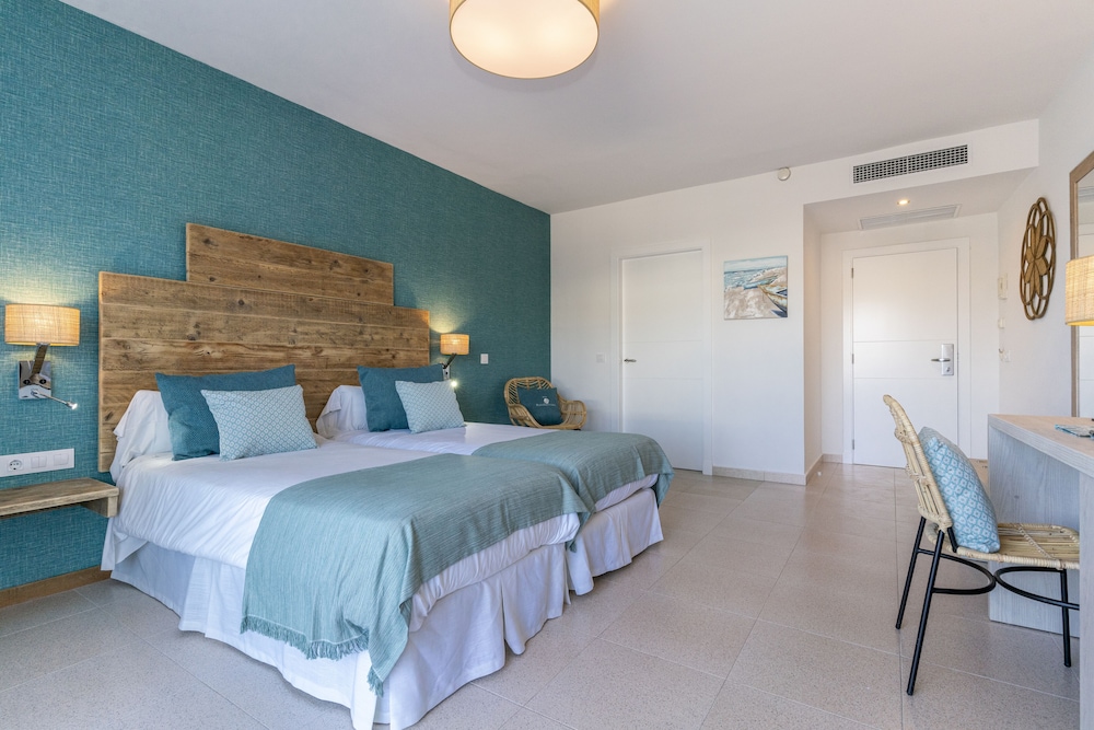 Hotel Playa Santandria - Adults Only — Hotel rooms in Santandria, Balearic Islands