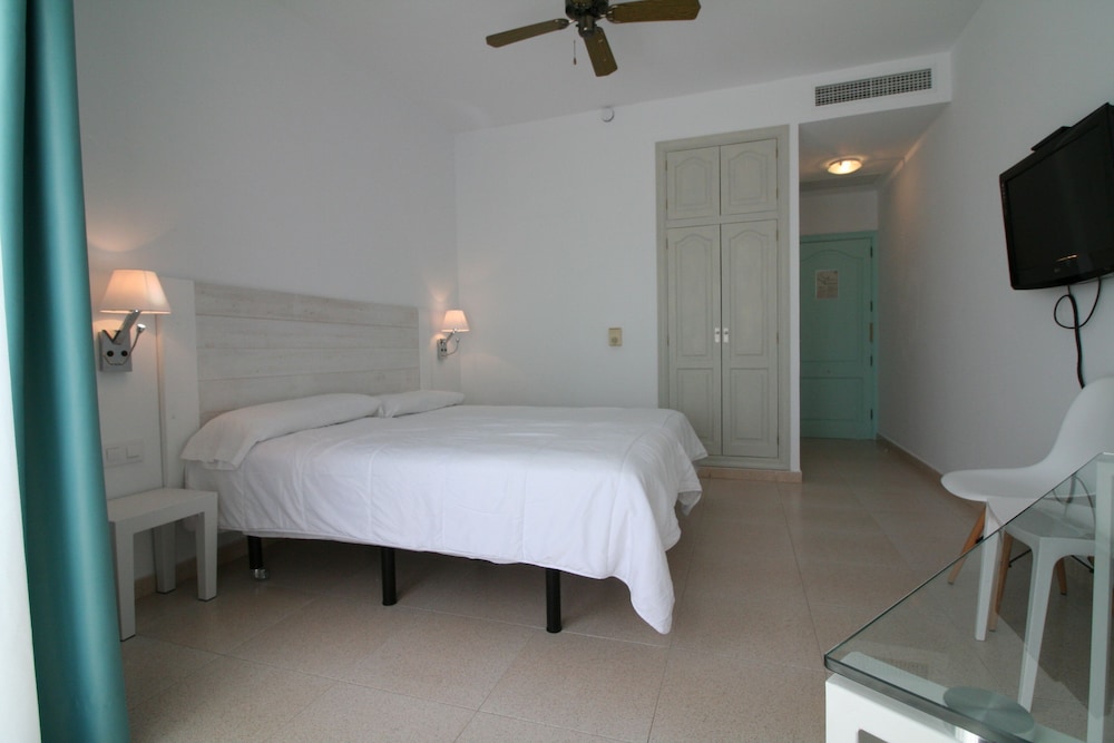 Hotel Playa Santandria - Adults Only — Hotel rooms in Santandria, Balearic Islands