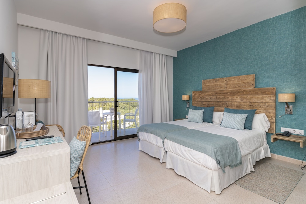 Hotel Playa Santandria - Adults Only — Hotel rooms in Santandria, Balearic Islands