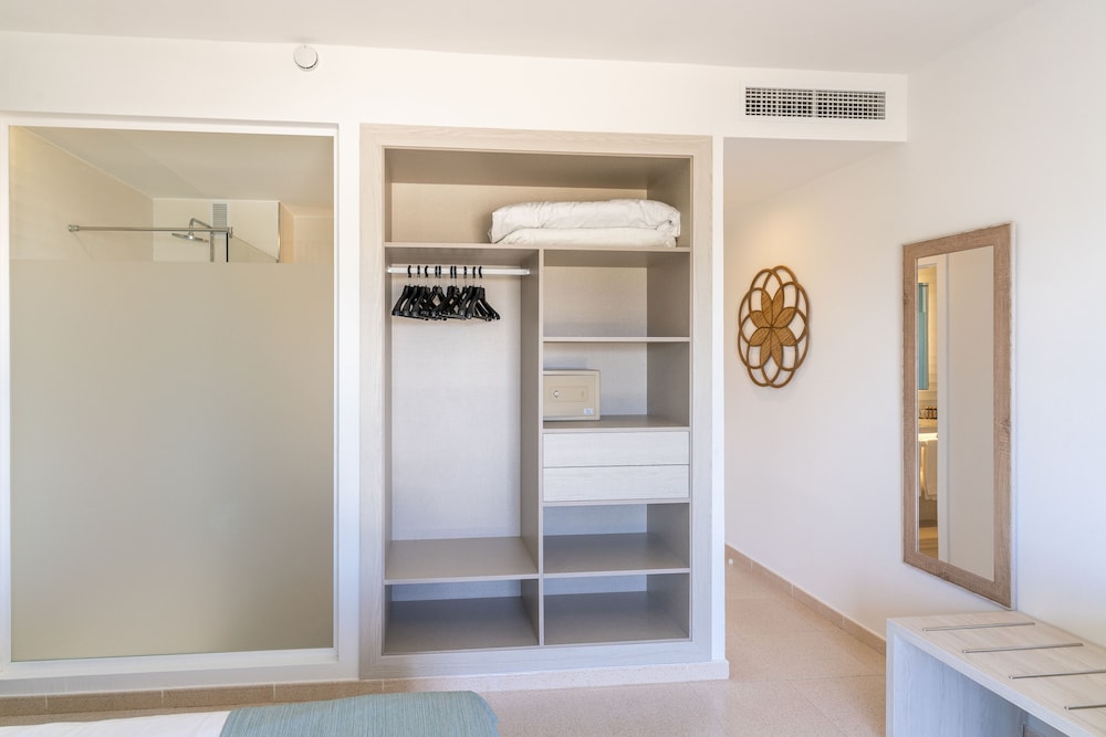 Hotel Playa Santandria - Adults Only — Hotel rooms in Santandria, Balearic Islands