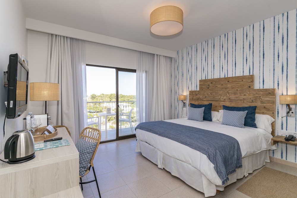 Hotel Playa Santandria - Adults Only — Hotel rooms in Santandria, Balearic Islands