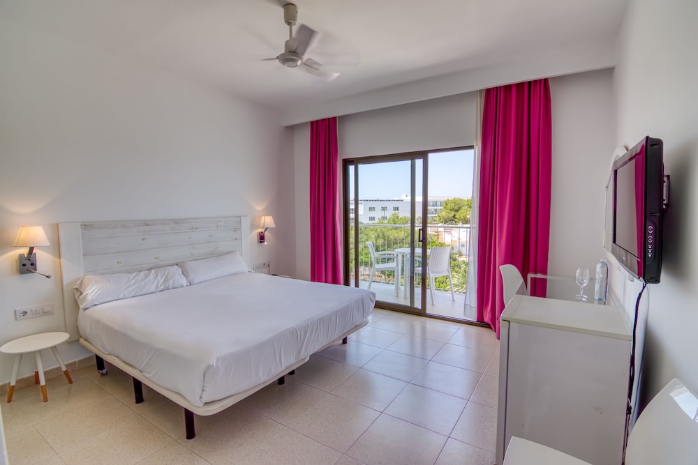 Hotel Playa Santandria - Adults Only — Hotel rooms in Santandria, Balearic Islands