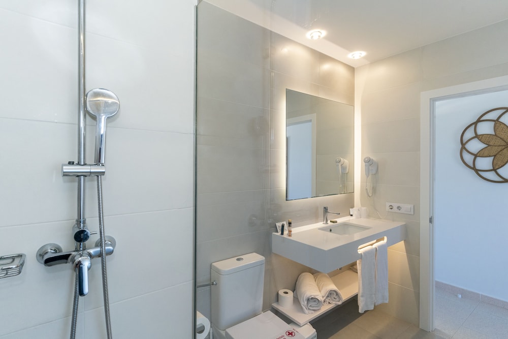 Hotel Playa Santandria - Adults Only — Hotel rooms in Santandria, Balearic Islands