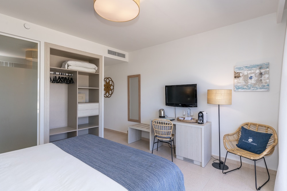 Hotel Playa Santandria - Adults Only — Hotel rooms in Santandria, Balearic Islands