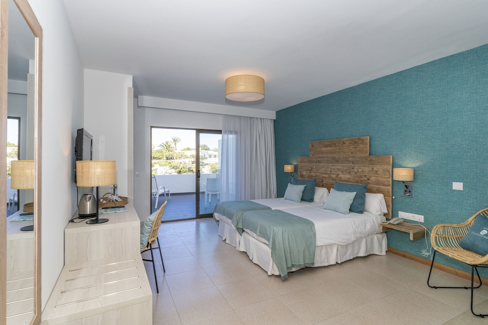 Hotel Playa Santandria - Adults Only — Hotel rooms in Santandria, Balearic Islands