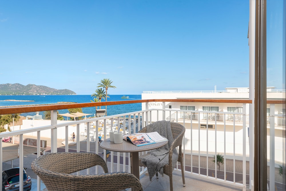 Hotel Atolon & Kaafu Beach Club — Hotel building in Cala Bona, Balearic Islands