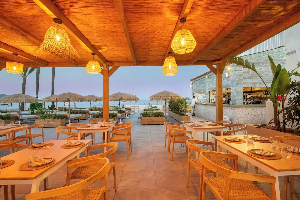 Hotel Atolon & Kaafu Beach Club — Restaurant & bars in Cala Bona, Balearic Islands